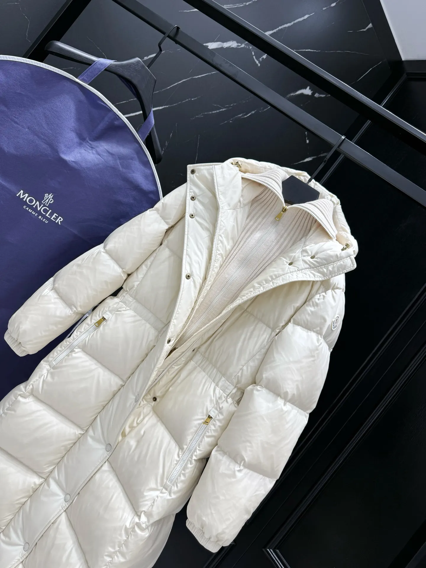 “ ”Moncler Chamer ，Chamer 。 ， 。 ， 。 Size：1234 ： ：Black White